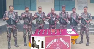 ঝিনাইদহ সীমান্তে বিজিবির অভিযান; পিস্তল, গুলি ও মাদক উদ্ধার